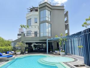ein Gebäude mit einem Schwimmbad vor einem Gebäude in der Unterkunft Casa 17 Hotel Bangkok in Bangkok