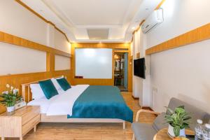 Postel nebo postele na pokoji v ubytování Yueju Designer Homestay