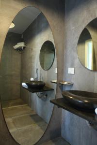 Koupelna v ubytování JHotelResorts + 26 fotografií