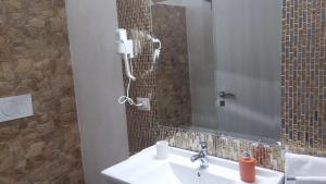 A bathroom at Brilliant Camere