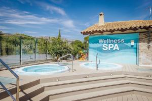 a sign for a wellness spa with a hot tub at Alannia Costa Dorada in Platja de l’Almadrava