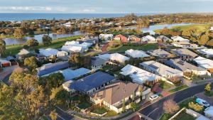 een luchtzicht op een dorp met huizen en het water bij Royal-Tee Retreat in Dunsborough