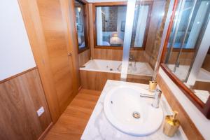 un baño con lavabo y bañera en La Cabaña, en Robledo 26 fotos más