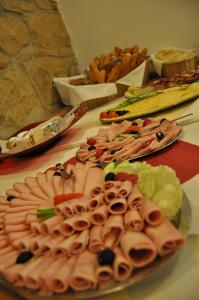Makanan di atau di tempat lain dekat hotel