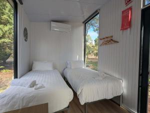 Letto o letti in una camera di 2BR Tiny Family Home at Grampians Edge by Tiny Away