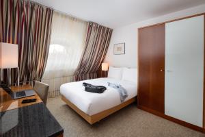 Ένα ή περισσότερα κρεβάτια σε δωμάτιο στο K+K Hotel Opera