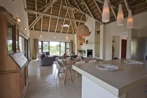 フッドスプルイトにあるVilla Blaaskansのテーブルと椅子のあるキッチンとリビングルーム