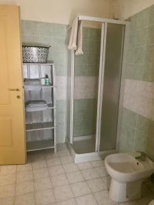 a bathroom with a shower and a toilet at Affittacamere Dodo - Borgo di Filetto in Filetto