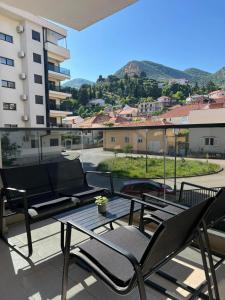 un patio con sedie e un tavolo su un balcone di Apartman Astra a Trebinje