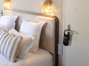 Postel nebo postele na pokoji v ubytování Hôtel Lou Juan