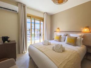 Postel nebo postele na pokoji v ubytování Hôtel Lou Juan