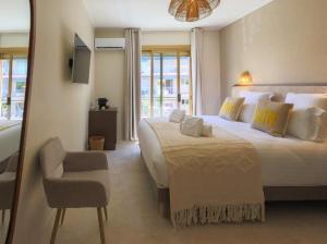 Postel nebo postele na pokoji v ubytování Hôtel Lou Juan