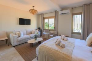 Postel nebo postele na pokoji v ubytování Hôtel Lou Juan