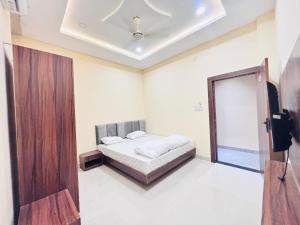 Katil atau katil-katil dalam bilik di Hotel Riddhi Siddhi Ujjain