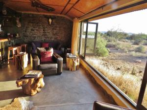 Χώρος καθιστικού στο Swartfontein Game and Adventure Lodge +34 φωτογραφίες