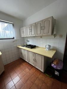 Kuchyň nebo kuchyňský kout v ubytování Churáňov Chatičky + 26 fotografií