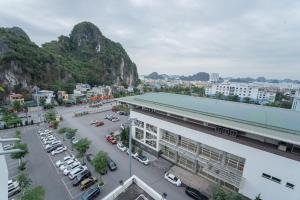 ハロンにあるHương Biển hotelの山付き市