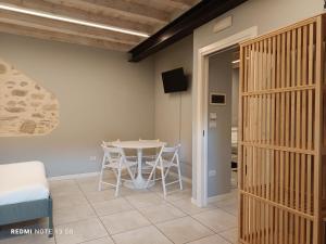 a room with a table and chairs and a table at La Piana in Monzambano