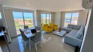 Posezení v ubytování Excepcional apartamento a pasos del mar con piscina