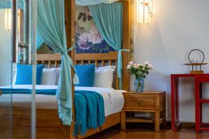 Postel nebo postele na pokoji v ubytování Yueju Designer Homestay