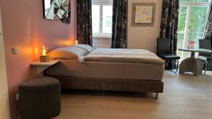 een slaapkamer met een bed en een raam bij Ignaz 28 Apartment#2 in Salzburg