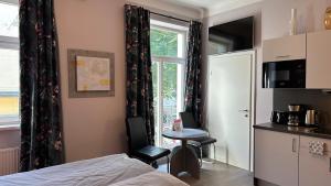 een slaapkamer met een bed, een tafel en een raam bij Ignaz 28 Apartment#2 in Salzburg +7 foto's