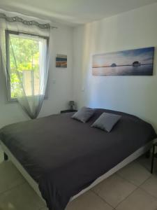 Ένα ή περισσότερα κρεβάτια σε δωμάτιο στο La Hutte, confort et sérénité à Audenge