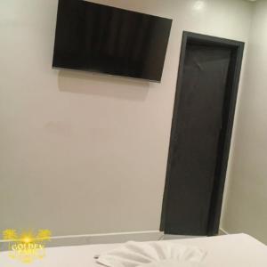 una camera con televisore sul muro di Golden Park Hotel II a Brasilia