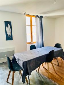 a room with a table with chairs and a window at Les Rives des Pénitents, Proche du Rhône, 5 couchages in Saint-Vallier +7 photos