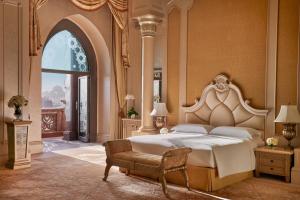 Rúm í herbergi á Emirates Palace Mandarin Oriental, Abu Dhabi