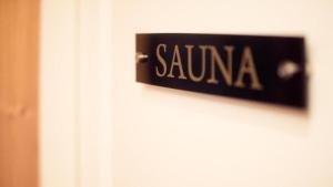 Ein Schild mit der Aufschrift „Sauna“ hängt an einer Wand. in der Unterkunft Hotel Breiddalsvik in Breiðdalsvík
