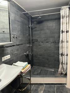 Koupelna v ubytování 2 Zi Ferienwohnung mit schöner Aussicht und mit Balkon bis zu 5 Personen in Loßburg, Schwarzwald