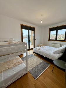 Ένα ή περισσότερα κρεβάτια σε δωμάτιο στο Cabral House Jardín, BBQ y Bañera Hidromasaje