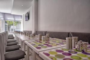 Reštaurácia alebo iné gastronomické zariadenie v ubytovaní Irini Hotel