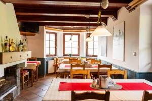 Reštaurácia alebo iné gastronomické zariadenie v ubytovaní Vila Anička