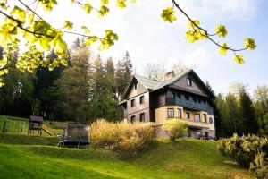 Vonkajšia záhrada v ubytovaní Vila Anička