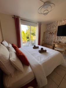 レ・ゼペスにあるAu Petit Bignonの大きなベッドとタオル2枚のある寝室 +38枚の写真