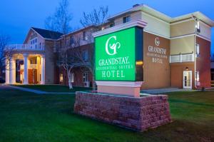 un cartel delante de un edificio en GrandStay Residential Suites Hotel, en Saint Cloud