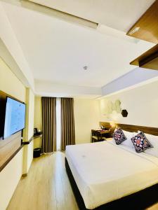 Postel nebo postele na pokoji v ubytování Golden Tulip Essential Tangerang