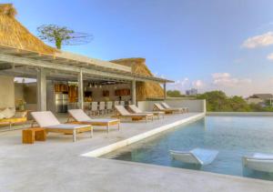 ośrodek z basenem i leżakami w obiekcie Casa Cascada - Adults Only w mieście Puerto Escondido +20 zdjęć