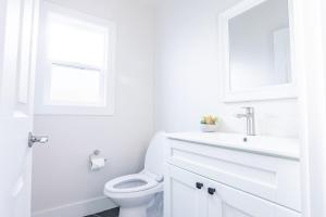 ein weißes Badezimmer mit Toilette und Waschbecken in der Unterkunft New Build House Laundry Kitchen Airconditation in Sunnyvale + 16 Fotos