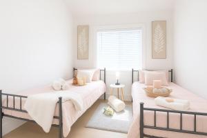 ein Schlafzimmer mit zwei Betten und einem Fenster in der Unterkunft New Build House Laundry Kitchen Airconditation in Sunnyvale