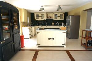 Photo de la galerie de l'établissement Superbe Mas en pierres de 350 m2 avec piscine pool house wifi parking gratuits, à Rochefort-du-Gard 23 autres photos