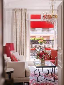 Coin salon dans l'établissement Hôtel Plaza Athénée - Dorchester Collection