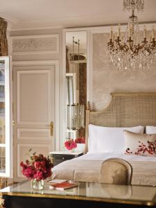 Un ou plusieurs lits dans un hébergement de l'établissement Hôtel Plaza Athénée - Dorchester Collection