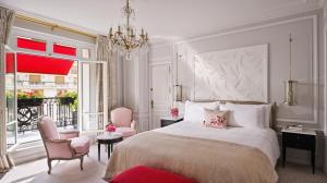 Un ou plusieurs lits dans un hébergement de l'établissement Hôtel Plaza Athénée - Dorchester Collection