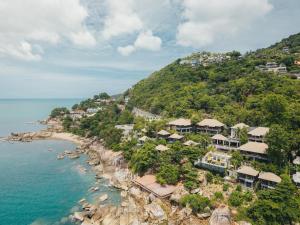 茶云莱海滩The Kala的享有海滨山丘上度假胜地的空中景致