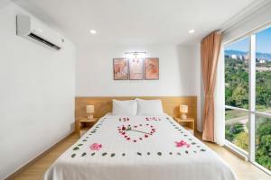 Postel nebo postele na pokoji v ubytování BIG Hotel Sài Gòn