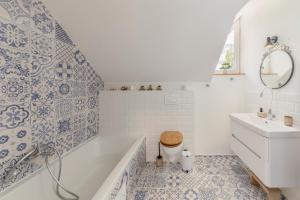 ein Badezimmer mit Badewanne und Waschbecken in der Unterkunft Kurešček in Ig + 17 Fotos