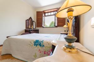 Ένα ή περισσότερα κρεβάτια σε δωμάτιο στο Casa Fermil do Lago